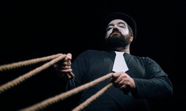 «…ο άνθρωπος […] εκμηδενίζεται στο άπειρο της εργασίας του…»