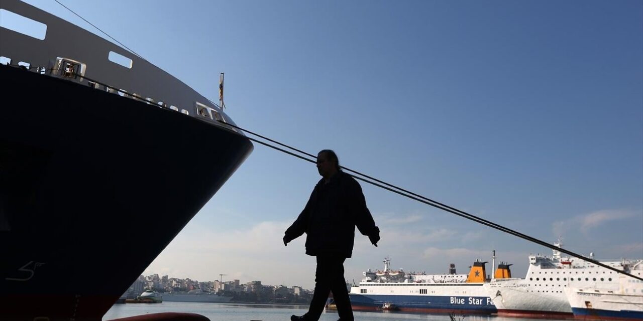 Απεργιακό «μπλόκο» στα λιμάνια την Εργατική Πρωτομαγιά – Δεμένα τα πλοία σε όλη τη χώρα