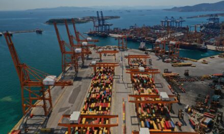 Κρατά ισορροπίες το λιμάνι του Πειραιά εν μέσω πιέσεων στη διακίνηση containers
