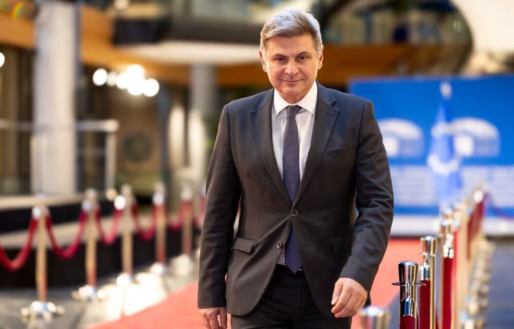 «Είναι ο μοναδικός συγκροτημένος πόλος»