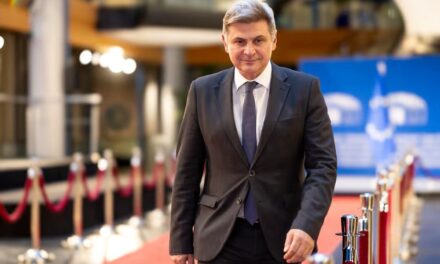 «Είναι ο μοναδικός συγκροτημένος πόλος»