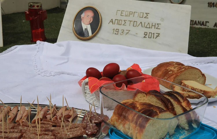 Το ταφικό έθιμο ζωντανεύει στα Σούρμενα και όπου χτυπά η ποντιακή καρδιά – Μια μέρα χαράς στα κοιμητήρια