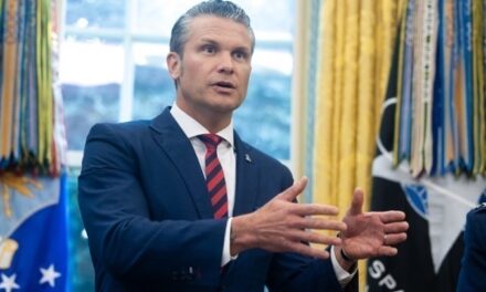 Δημοκρατικοί βουλευτές καταθέτουν ψήφισμα για καθαίρεση του Χέγκσεθ