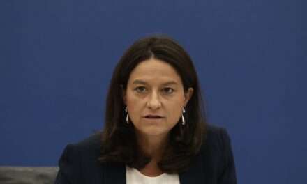 Η σκέψη μας με τον εργαζόμενο που τραυματίστηκε στην επίθεση στον ΕΦΚΑ