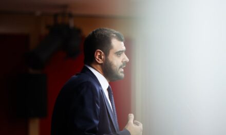 Να κοιταχτούν στον καθρέφτη αυτοί που διακινούν χυδαία ψέματα και «δολοφονούν» χαρακτήρες