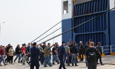 Συνεχίζεται για έκτη μέρα ο αποκλεισμός του λιμανιού της Μυτιλήνης