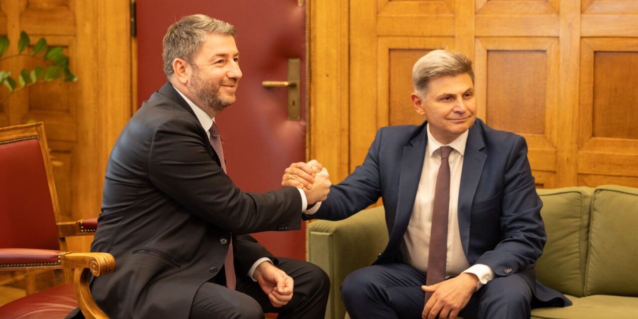Ν. Φαραντούρης: «Έδωσε τα χέρια» με το ΠΑΣΟΚ και επισήμως