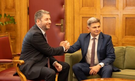 Ν. Φαραντούρης: «Έδωσε τα χέρια» με το ΠΑΣΟΚ και επισήμως