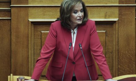 Ο Μακάριος Λαζαρίδης έπρεπε να διευκολύνει τον πρωθυπουργό και να παραιτηθεί