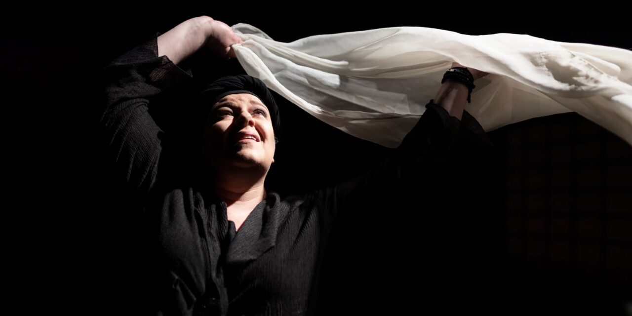 Ένα ταξίδι στα μεγάλα τραύματα αλλά και στην ανθρωπιά μιας γυναίκας κι ενός ολόκληρου λαού