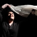 Ένα ταξίδι στα μεγάλα τραύματα αλλά και στην ανθρωπιά μιας γυναίκας κι ενός ολόκληρου λαού