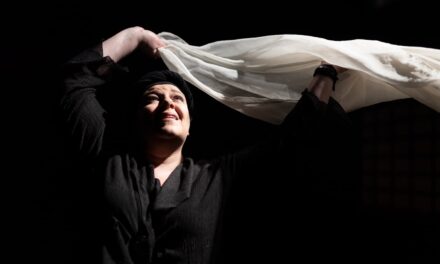 Ένα ταξίδι στα μεγάλα τραύματα αλλά και στην ανθρωπιά μιας γυναίκας κι ενός ολόκληρου λαού