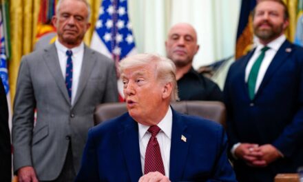 Το Ιράν «δεν μπορεί να μας εκβιάζει» με τα Στενά του Ορμούζ