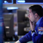 Μεγάλη άνοδος στο Χρηματιστήριο της Νέας Υόρκης, πέφτει κατακόρυφα η τιμή του πετρελαίου