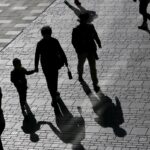 Γιατί τα ποσοστά γεννήσεων μειώνονται σε ολόκληρο τον πλανήτη ταυτόχρονα; Ο αναπάντεχος ένοχος