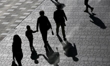 Γιατί τα ποσοστά γεννήσεων μειώνονται σε ολόκληρο τον πλανήτη ταυτόχρονα; Ο αναπάντεχος ένοχος