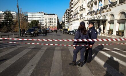 Αθήνα: Θραύση αγωγού στο κέντρο – Κλειστοί δρόμοι