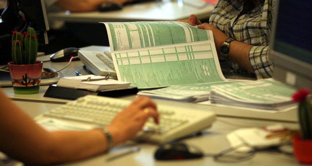 Εκπνέει η προθεσμία για την έκπτωση του 4% στις φορολογικές δηλώσεις: Όσα πρέπει να προσέξετε στη συμπλήρωση – Τα σημεία «κλειδιά» και οι παγίδες