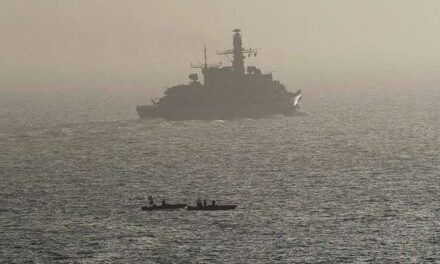 «Κανένα εμπορικό πλοίο δεν πέρασε το Ορμούζ», λέει το Ιράν, έκρηξη σε φορτηγό πλοίο, πύραυλοι κατά ΗΑΕ