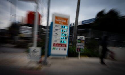 Πτωτική τάση στα καύσιμα: Συνεχίζεται η αποκλιμάκωση στα διυλιστήρια – Πότε θα φανεί στην αντλία