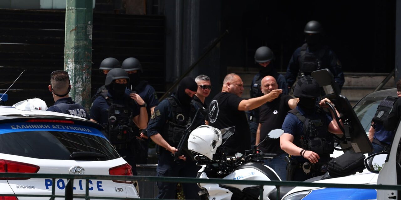 Καλλιθέα: Πυροβολισμοί με ούζι έξω από κέντρο διασκέδασης – Μία τραυματίας