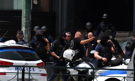 Καλλιθέα: Πυροβολισμοί με ούζι έξω από κέντρο διασκέδασης – Μία τραυματίας