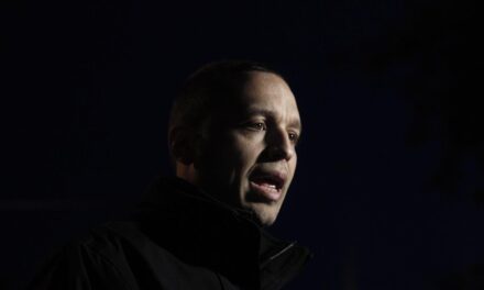 Ο καταδικασμένος για διεύθυνση εγκληματικής οργάνωσης δηλώνει ότι επιστρέφει στην πολιτική σκηνή