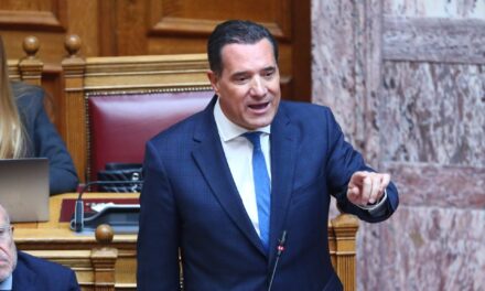 Διαψεύδει ότι απεικoνίζεται σε φωτογραφία που κυκλοφορεί στα socia media