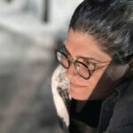 «…να σταθώ σε αυτή τη στιγμή, όπου η σιωπή γίνεται σχεδόν απτή…»