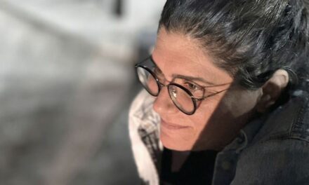 «…να σταθώ σε αυτή τη στιγμή, όπου η σιωπή γίνεται σχεδόν απτή…»
