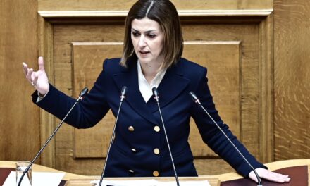 Αισθάνθηκε αδιαθεσία στη Βουλή – Μεταφέρθηκε σε νοσοκομείο για εξετάσεις