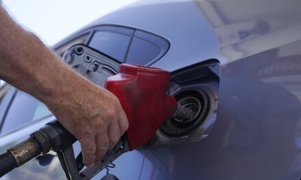 Καύσιμα: Προσδοκίες για πτώση τιμών στην αντλία – Ανοδικά το Brent αλλά υποχωρεί το αργό πετρέλαιο