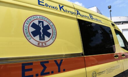 Κατέρρευσε σκάλα σε εκδήλωση υποδοχής αεροσκάφους – Τρεις τραυματίες