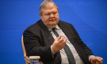 Καχύποπτη η κοινωνία απέναντι στο πολιτικό αφήγημα που επιχειρείται να της επιβληθεί, «υφέρπει ένας βρασμός»