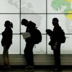 Όταν το κράτος αδυνατεί να κρατήσει τους νέους, επιστρατεύει τη Στρατολογία