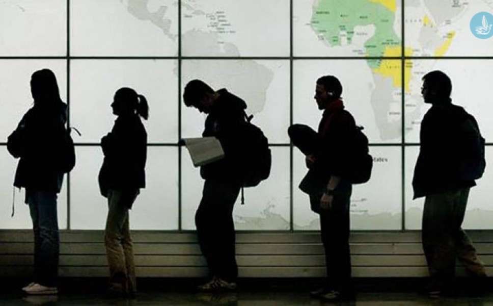 Όταν το κράτος αδυνατεί να κρατήσει τους νέους, επιστρατεύει τη Στρατολογία
