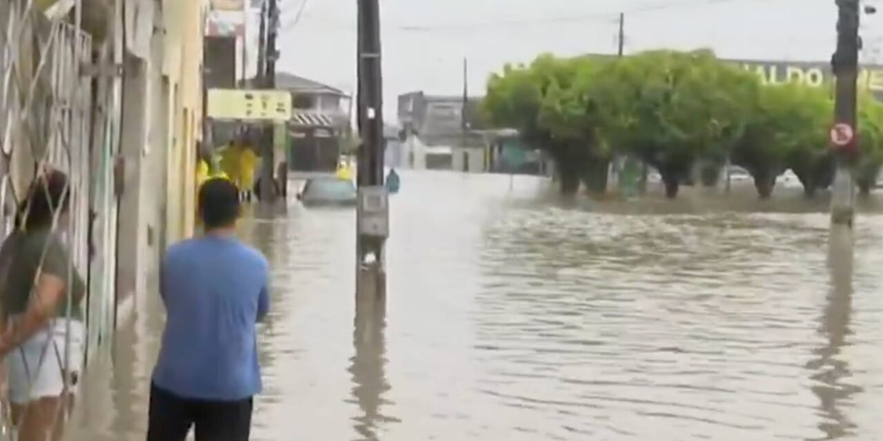Τουλάχιστον 6 νεκροί, χιλιάδες εκτοπισμένοι λόγω σφοδρών βροχοπτώσεων στα βορειοανατολικά της χώρας