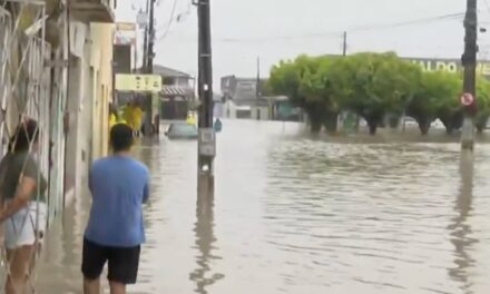 Τουλάχιστον 6 νεκροί, χιλιάδες εκτοπισμένοι λόγω σφοδρών βροχοπτώσεων στα βορειοανατολικά της χώρας
