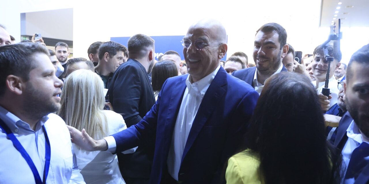 Τα συνθήματα και οι…διακοπές ομιλιών