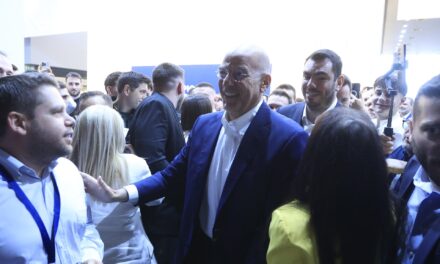 Τα συνθήματα και οι…διακοπές ομιλιών