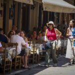 80.000 κενές θέσεις σε τουρισμό και εστίαση «καίνε» τη σεζόν