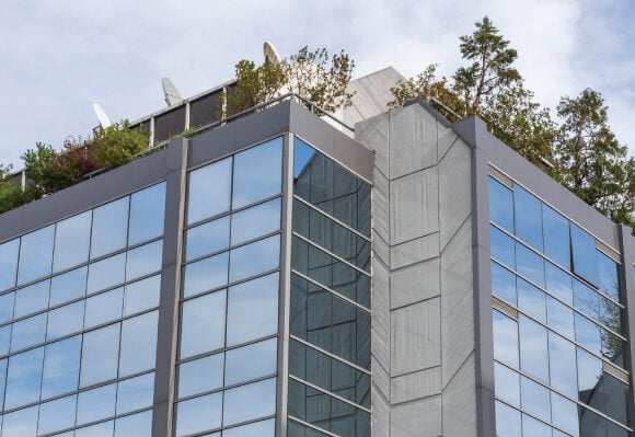 Εξαγοράζει την Ευρώπη Holdings και χτίζει τραπεζοασφαλιστικό όμιλο