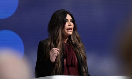 Επίσκεψη της Κίμπερλι Γκίλφοϊλ στην αμερικανική βάση της Σούδας