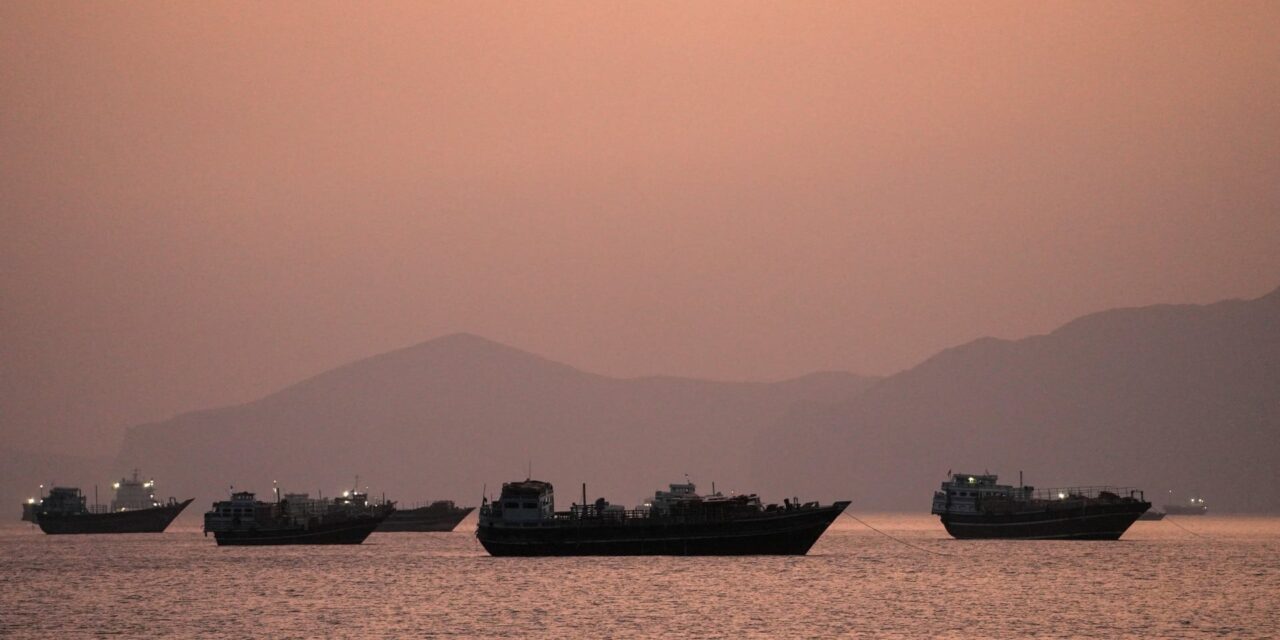 Πώς θα «ξεκολλήσει» ο Τραμπ από το Στενό του Ορμούζ;
