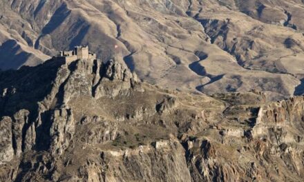 Από την «πόλη της νίκης» στη σφαγή του 1915 – Μνήμη πάνω στα τείχη