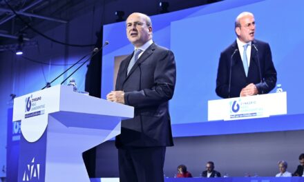 Κ. Χατζηδάκης στο Συνέδριο Ν.Δ.: «Δεν περισσεύει κανείς σε αυτήν την παράταξη»