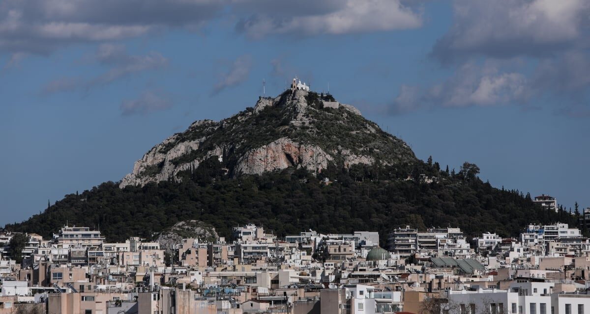 Φωτιά στον Λυκαβηττό – Διακοπή κυκλοφορίας