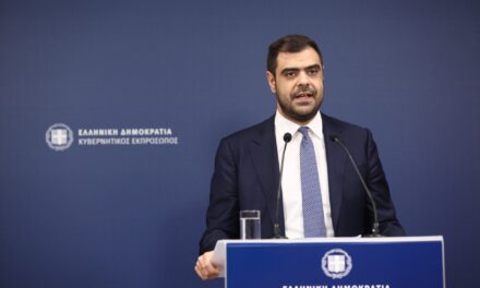 Ο κ. Τσίπρας προσπαθεί να ξαναγράψει την ιστορία, ακόμα και επιτιθέμενος σε δημοσιογράφους