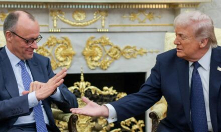 «Καμία σύνδεση» μεταξύ της κριτικής προς τον Τραμπ και της απόφασης για απόσυρση αμερικανικών στρατευμάτων από τη Γερμανία