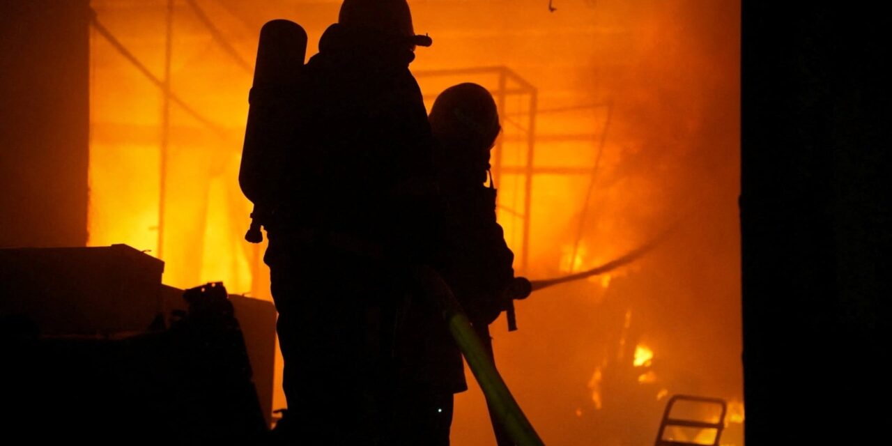 Ένας νεκρός, 15 τραυματίες σε ρωσικά πλήγματα